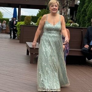 Wore once! Perfect for wedding or prom!